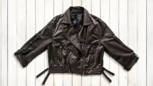 limpar roupas com detalhes em couro