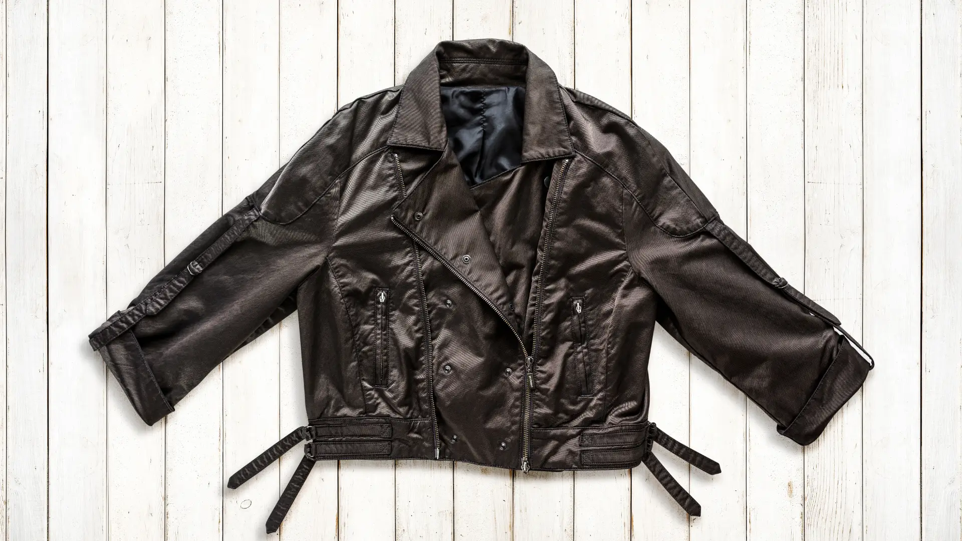 limpar roupas com detalhes em couro