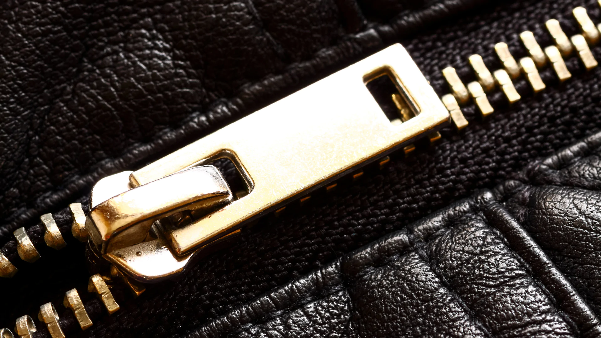 Limpar Roupas de Couro Sintético