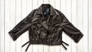 limpar roupas com detalhes em couro