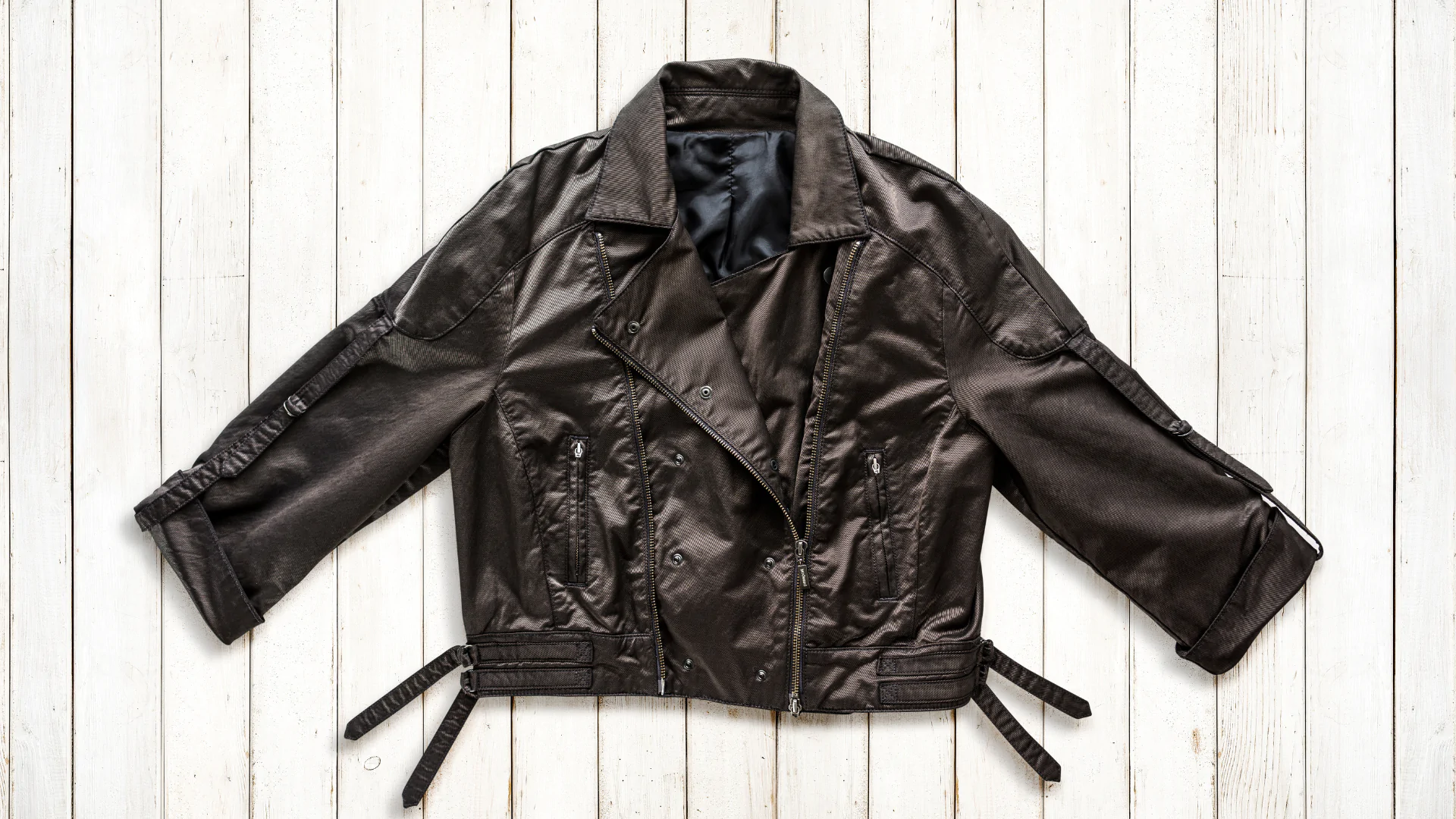 limpar roupas com detalhes em couro